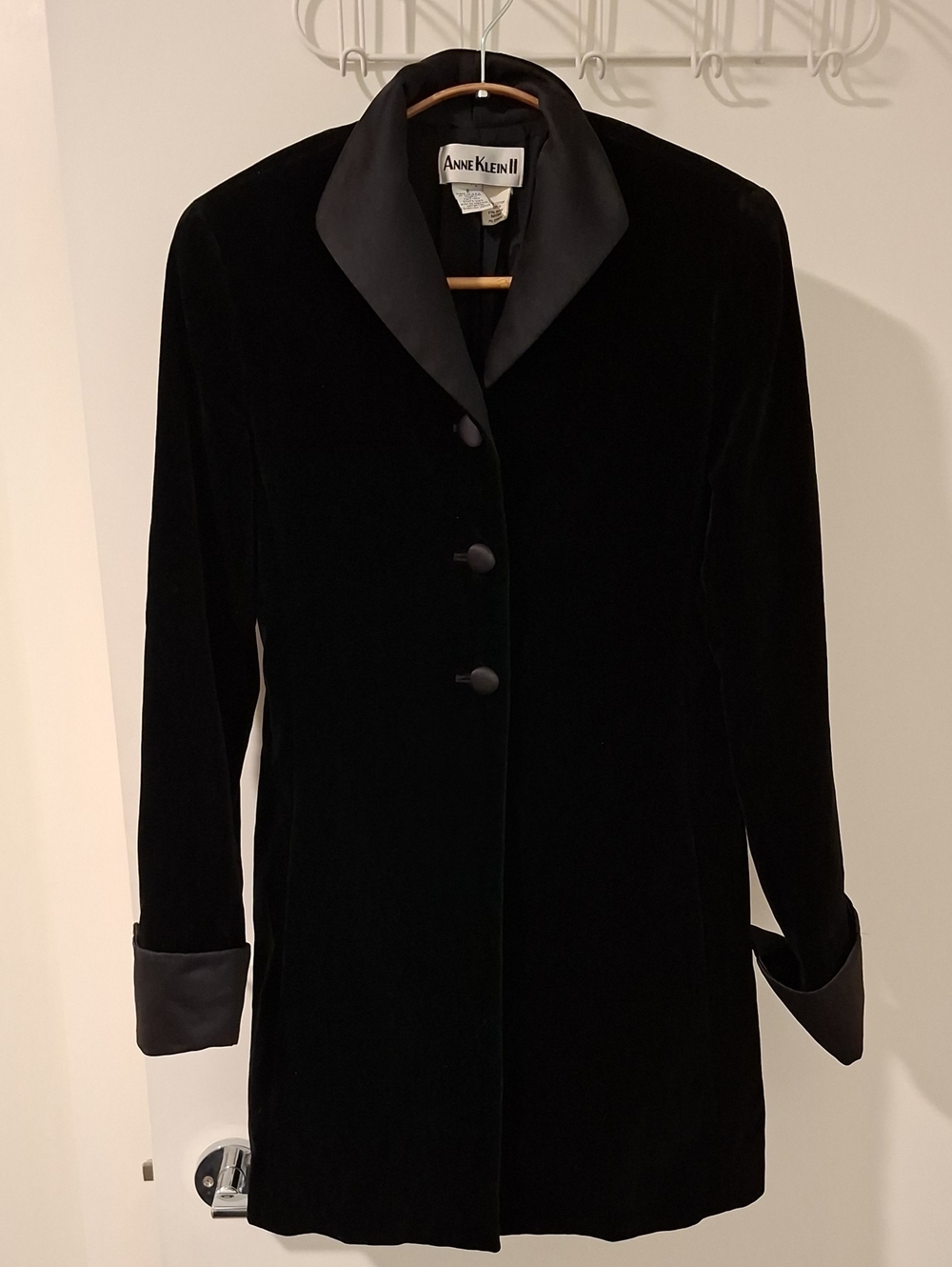 Vintage 90's Anne Klein Black Velvet Hip-length Blazer w/ Satin Collar (US 2)